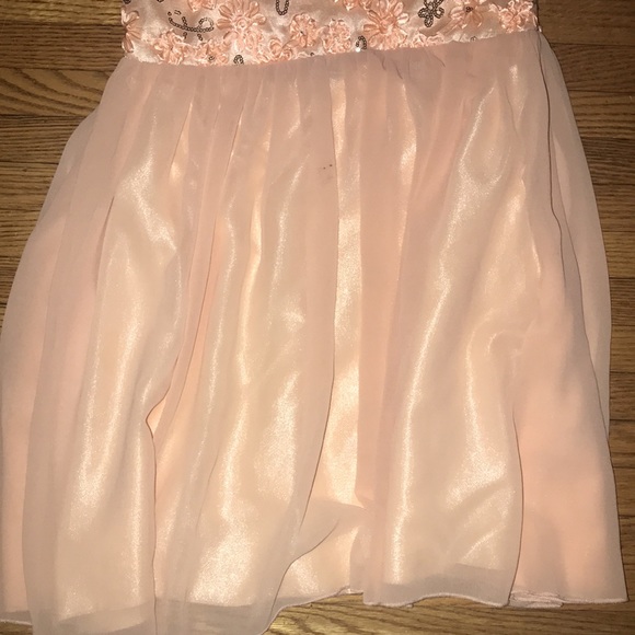 Parisian collection, hand crafted with love. Peach size small. Halter top style - Picture 3 of 6